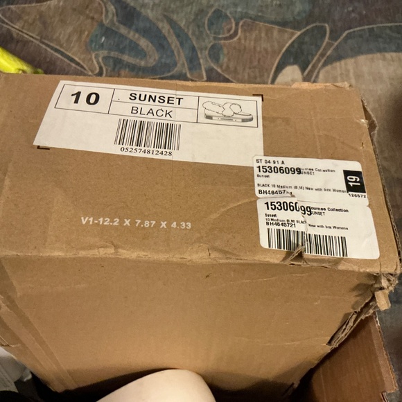 Sunset Black cute fluffy sandals with two pom-poms on them size 9 - Picture 3 of 3